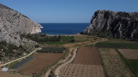 green land that opens to the sea