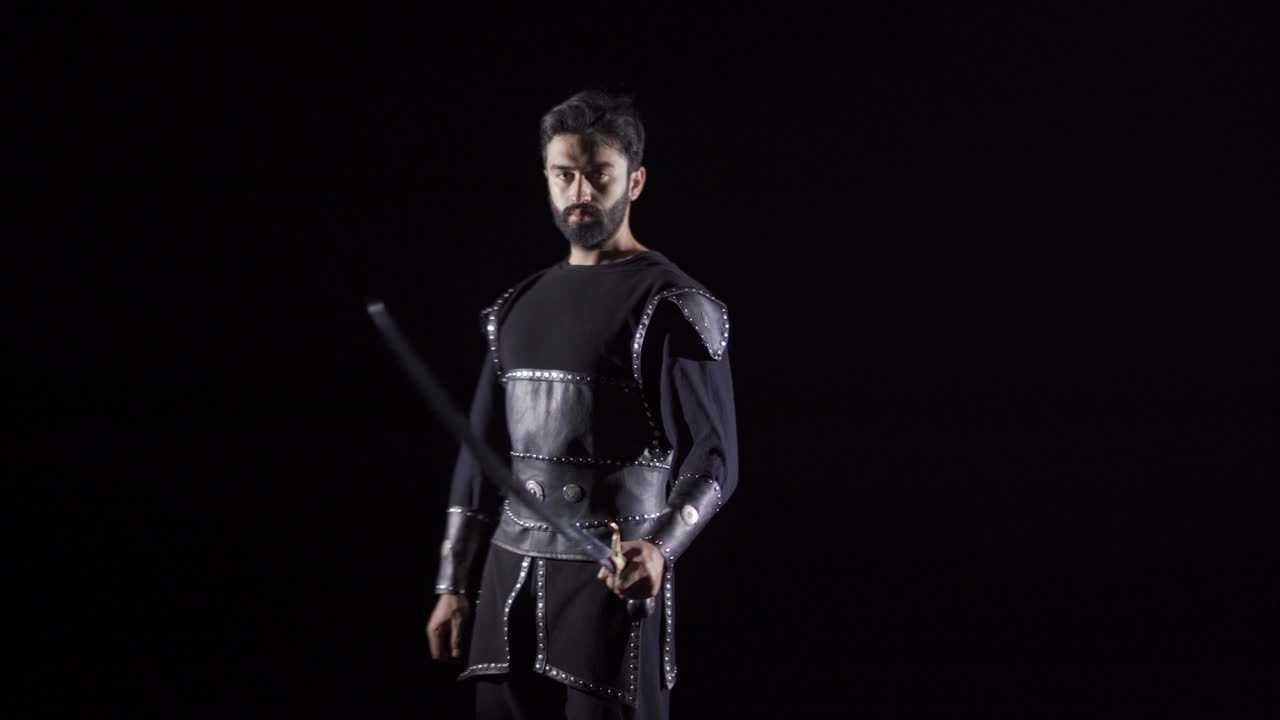 guerrero en el período histórico. fondo negro.