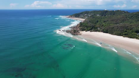 Océano-Turquesa-En-La-Playa-De-Clarkes-Durante-El-Verano-En-Nueva-Gales-Del-Sur,-Australia---Toma-Aérea