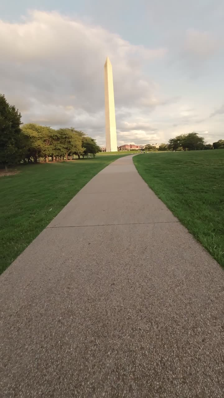 Sentiero che porta al Monumento a Washington in un parco verde