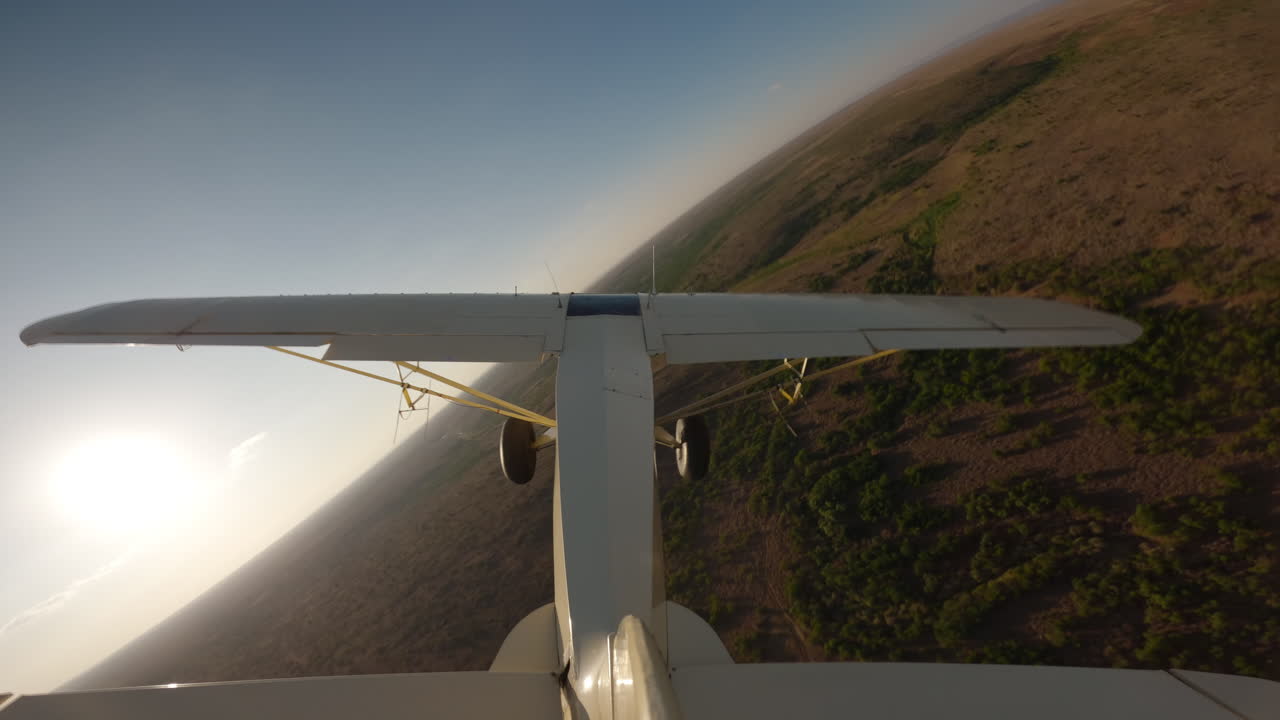 Aereo da boscaglia in volo sopra la savana arbustiva in Kenya