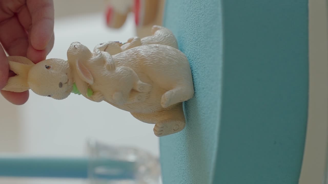 colocando una decoración de conejo en un hermoso pastel para la fiesta de la ducha del bebé