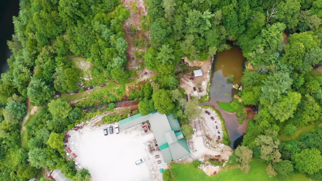 video de dron de 4k del tren minero y la cueva en el pueblo esmeralda cerca de la pequeña suiza, nc el día de verano