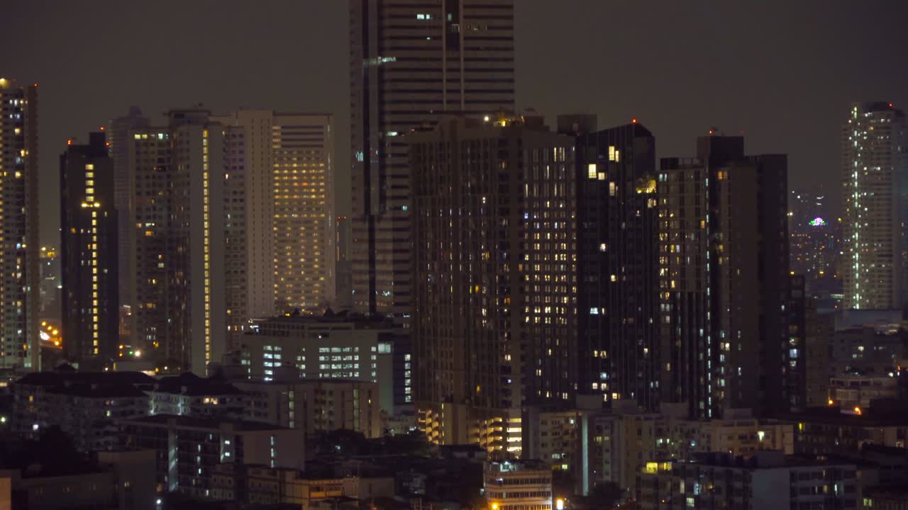 ventanas de edificios de oficinas. arquitectura de vidrio iluminado diseño de fachadas en la ciudad urbana, centro de la ciudad en el distrito financiero por la noche. luces en las habitaciones. patrón textura de fondo