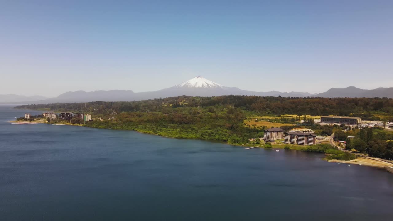 toma aerea del lago y volcan villarica