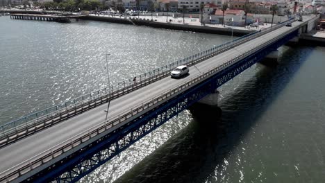 vehículos corriendo sobre un puente rodante