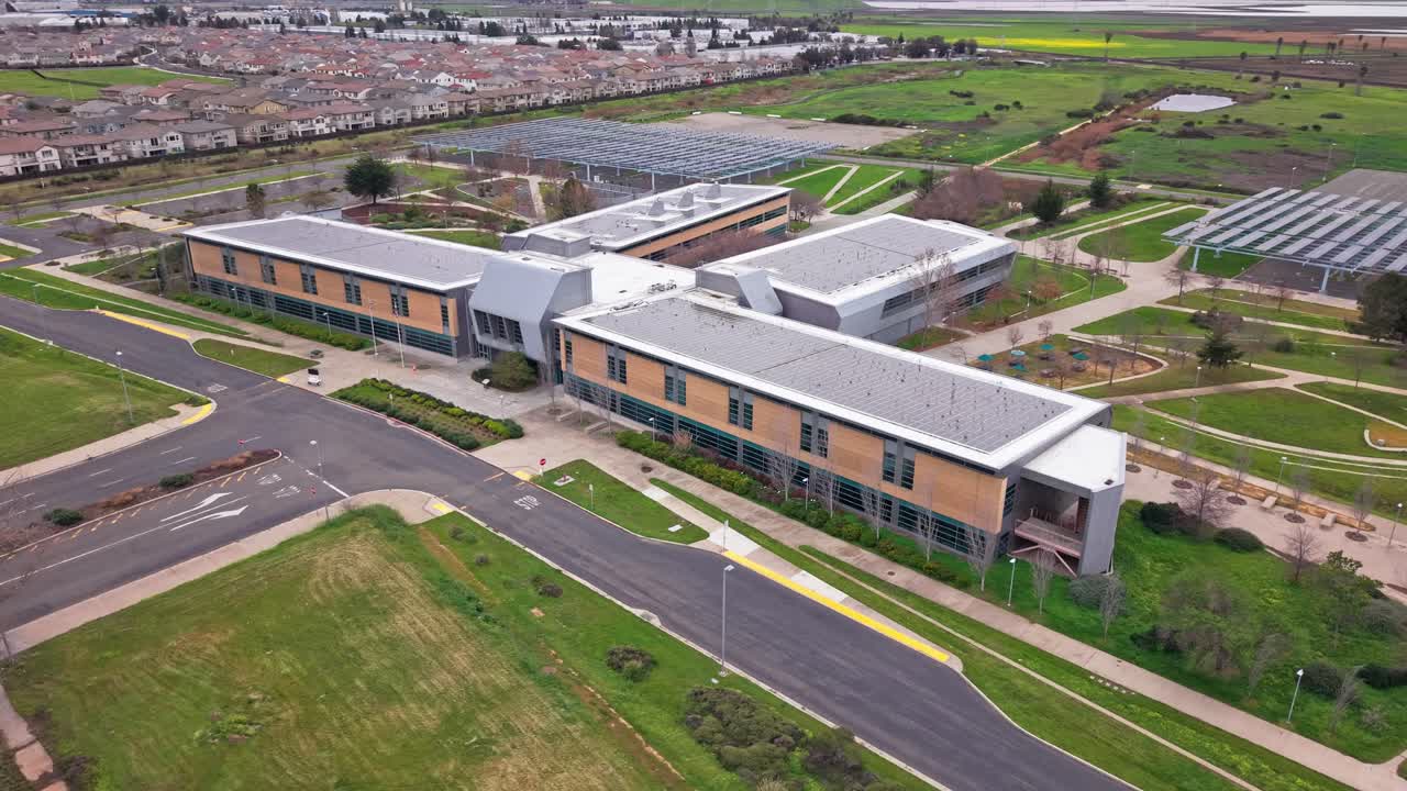 Una vista panorámica del Centro Newark de Ohlone College destaca por su diseño contemporáneo, patios estructurados y barrios cercanos que se extienden por todo Newark.