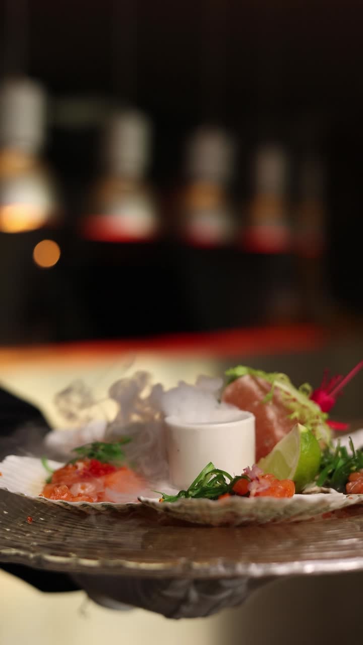 흡연 된 연어 를 들인 우아 한 해산물 요리