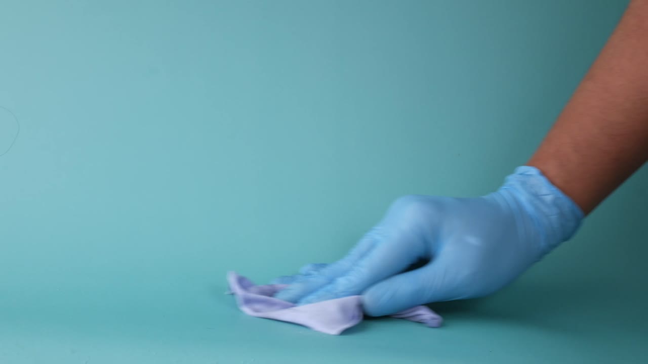 limpieza de una superficie con guantes
