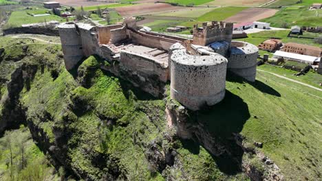 Vista-Aérea-De-Drones-Volando-Hacia-Atrás-Del-Castillo-De-Berlanga-De-Duero,-En-Soria,-España