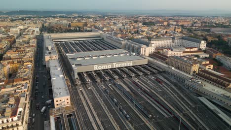 Vista-De-Drones-Sobre-La-Estación-De-Tren-Termini-En-El-Centro-De-Roma,-Italia.