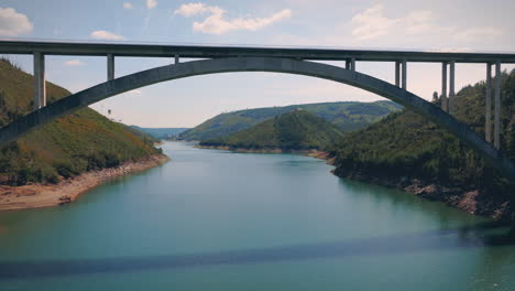 Valle-Del-Río-Zezere-En-El-Centro-De-Portugal-Pasando-A-Través-Del-Puente-Tiro-A-Cámara-Lenta-De-Drones