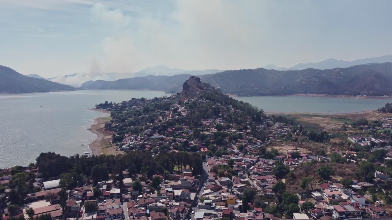 Panoramic view from the La Pe&ntilde;a viewpoint on the shores of Lake Valle de Bravo in the State of Mexico on a sunny day