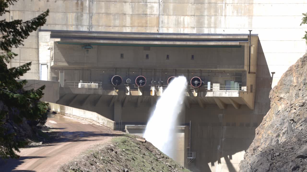 콜로라도주 리틀턴에 있는 워터튼 협곡 꼭대기에 있는 스트론티아 스프링스 저수지 댐의 물 배출구