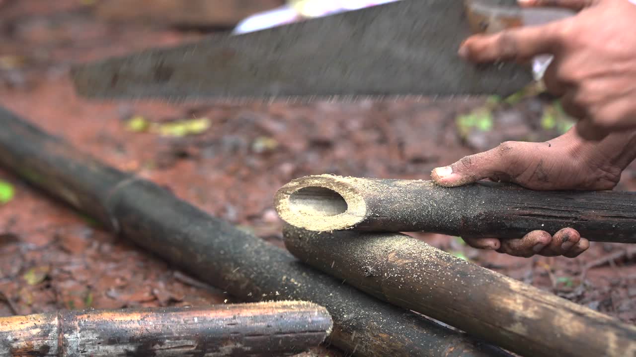 톱으로 대나무를 자르는 남자
