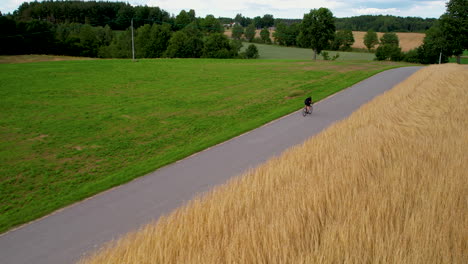 Ciclista-De-Carretera-Hombre-Ciclista-En-Bicicleta-De-Carreras-Profesional-En-El-País-De-Polonia