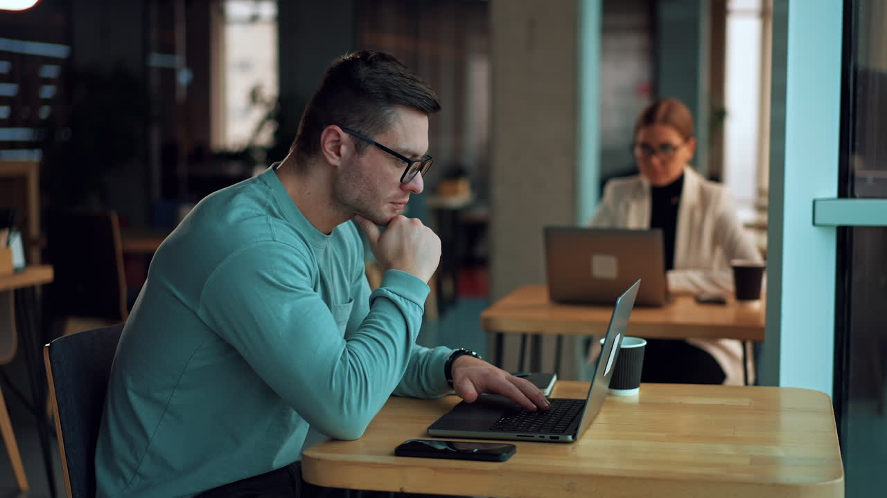 personas de negocios que trabajan en un café