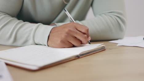 presupuesto, cuaderno y cálculo con manos de hombre