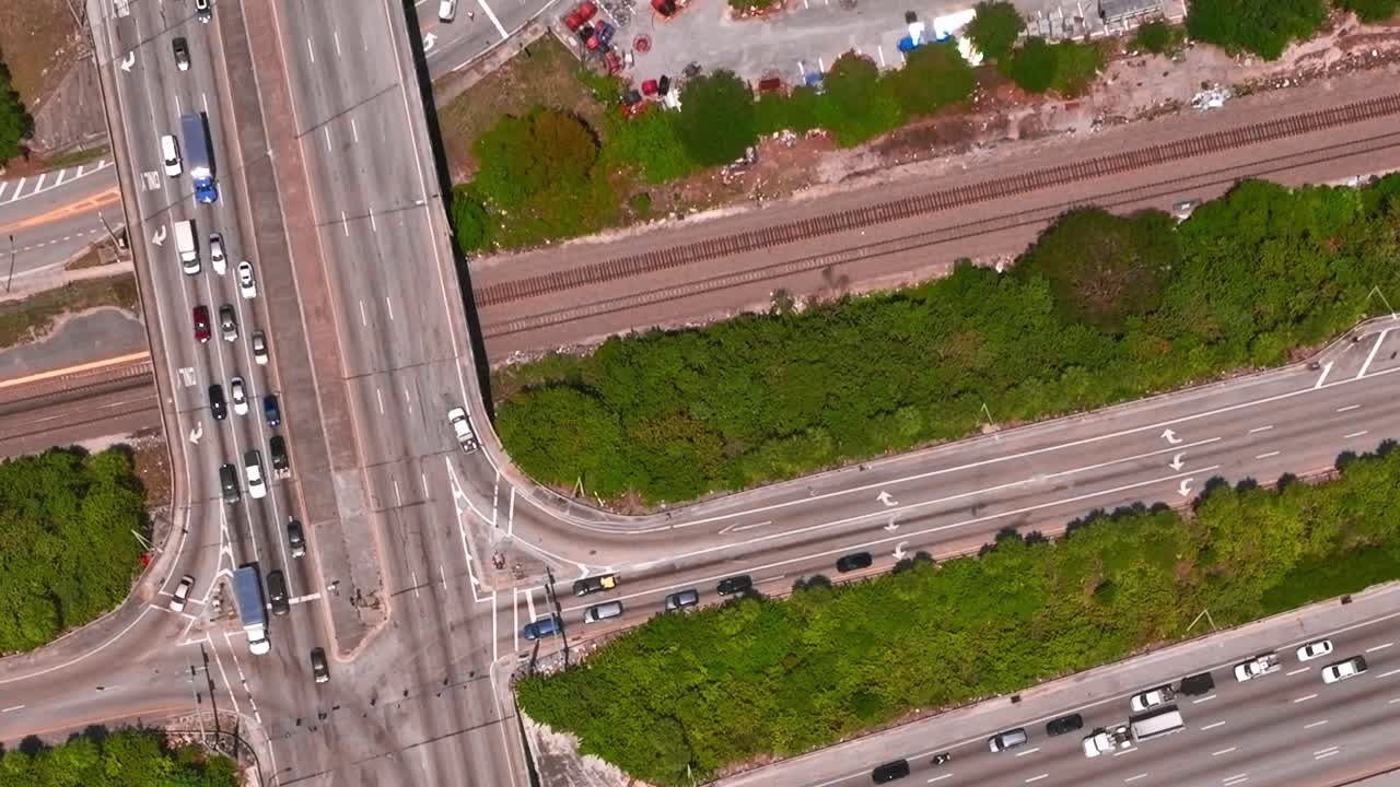 Vista a volo d'uccello delle autostrade e della vegetazione di Miami durante il giorno