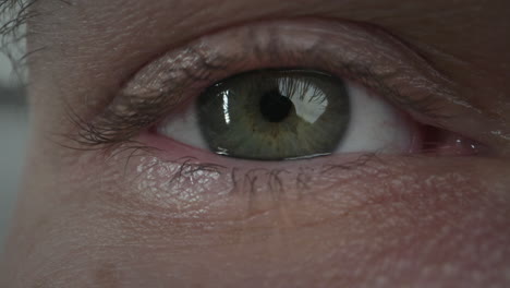 Nahaufnahme-Eines-Blinkenden-Auges