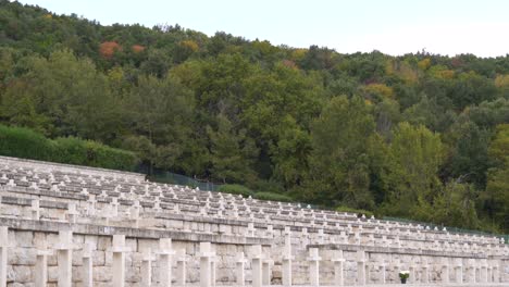 fila de ladera de pequeñas cruces de piedra blanca en el cementerio polaco en monte cassino, italia, estático