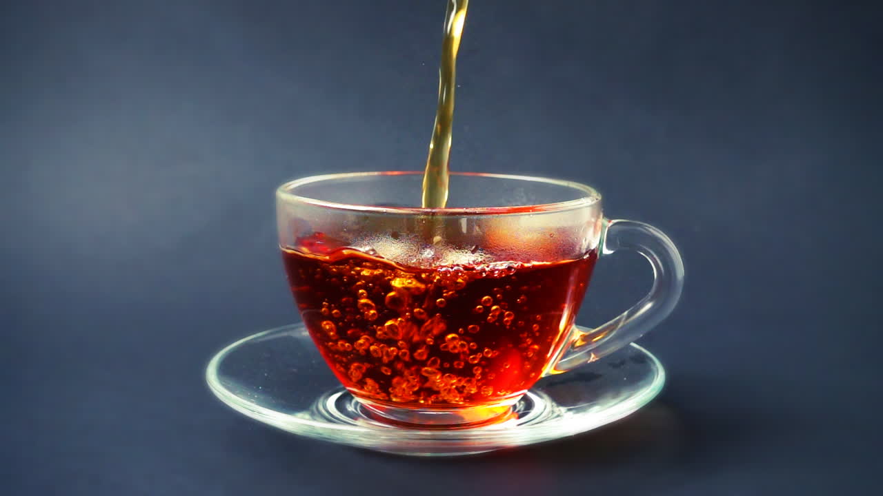 Il tè viene versato nella tazza. Movimento lento.