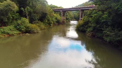 Vista-Aérea-Del-Gran-Río-Y-Puente-En-Jngle,-Argentina