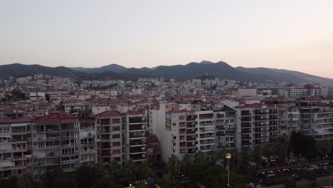 Luftvideo-Von-Göztepe-Izmir-Mit-Bergen-Im-Hintergrund-Bei-Sonnenuntergang