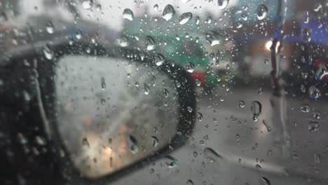 gotas de lluvia en una ventana lateral de un coche