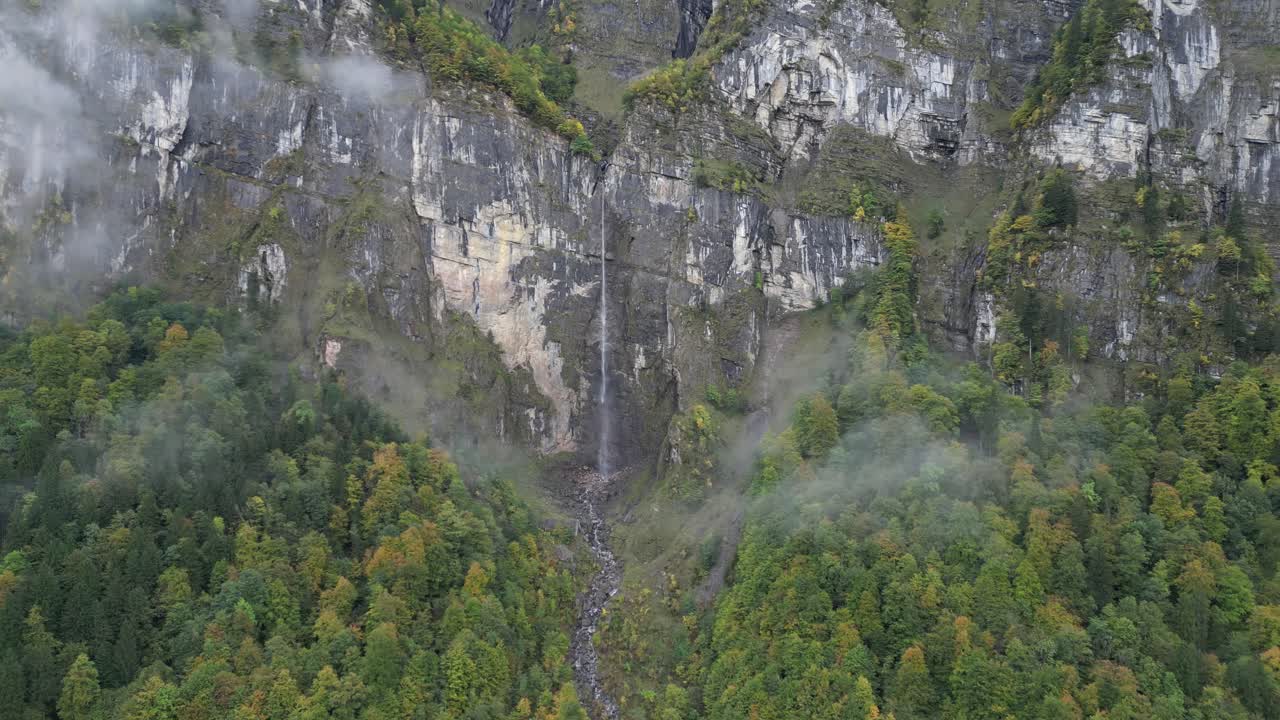 vista aérea de una delgada corriente de cascada