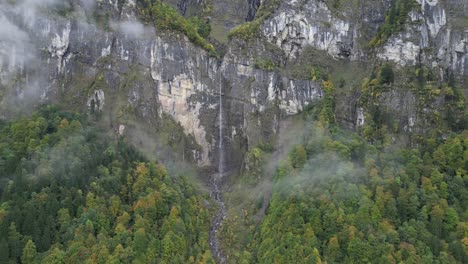 Vista-Aérea-De-Una-Fina-Corriente-De-Cascada