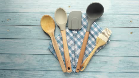 utensilios de cocina en una mesa de madera