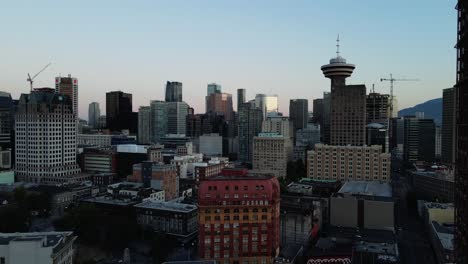 Drohnenaufnahmen-Aus-Der-Luft-Von-Gebäuden-In-Der-Innenstadt-Von-Vancouver,-Gastown,-Früher-Sonnenaufgang,-Morgendlicher-Blick-Auf-Die-Stadt
