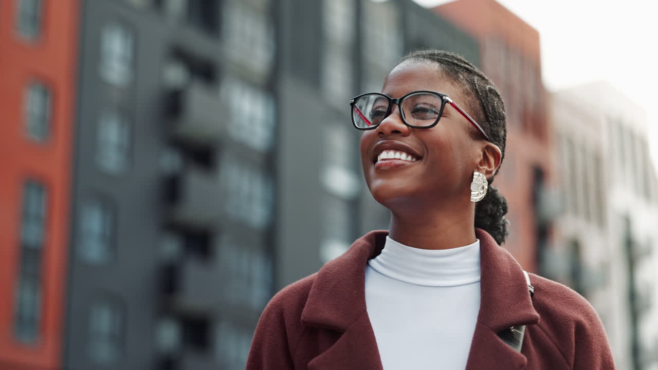 Smiling woman in the city