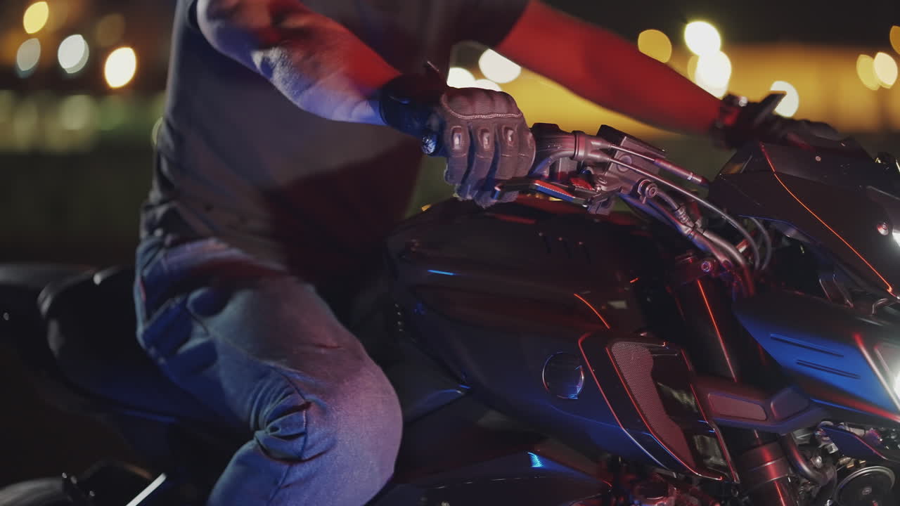 도시 에서 밤 에 오토바이 를 타고 있는 사람