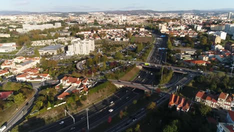 Vista-De-ángulo-Alto-Del-Tráfico-Conduciendo-En-La-Carretera