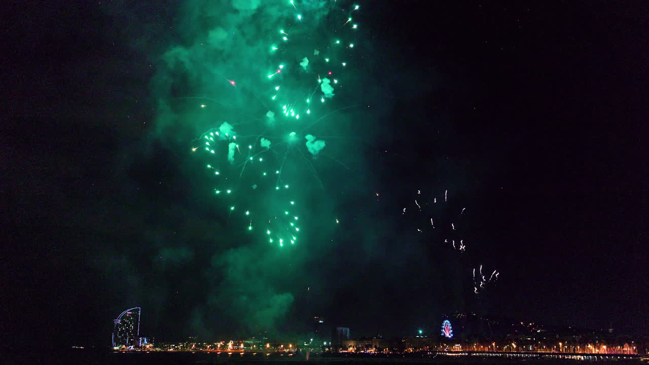 fuegos artificiales sobre la ciudad por la noche