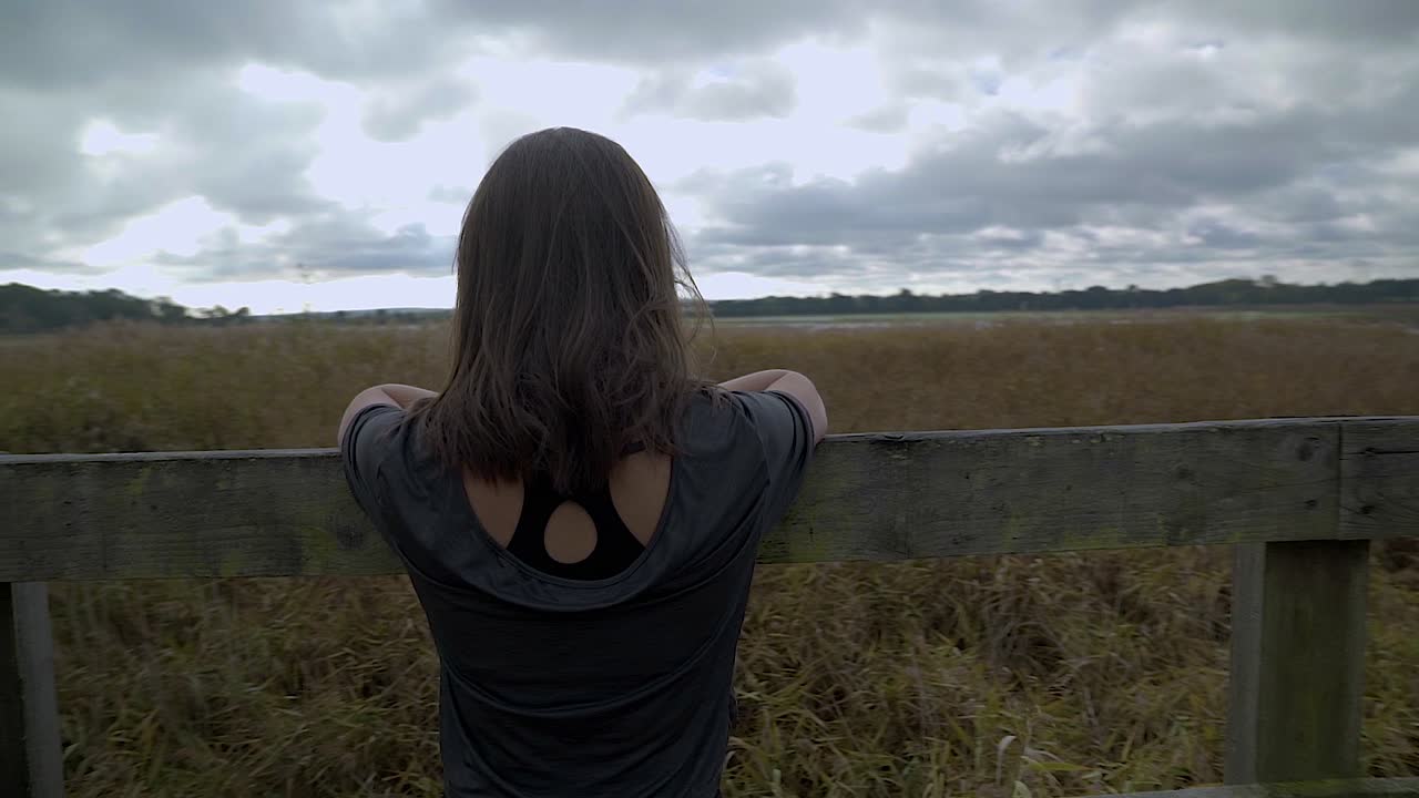 숲 을 가로질러 달리는 여자 달리기 선수