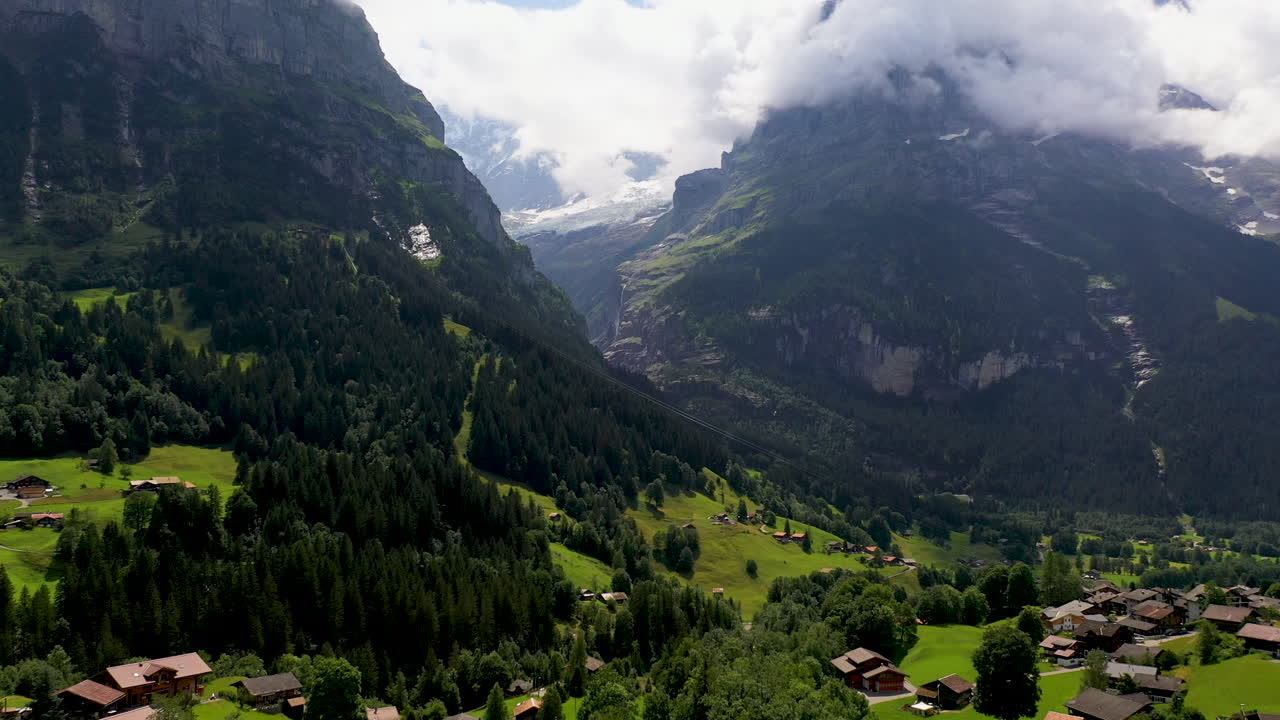amplia toma de drones de grindelwald, un pueblo en los alpes berneses de suiza, con las montañas al fondo
