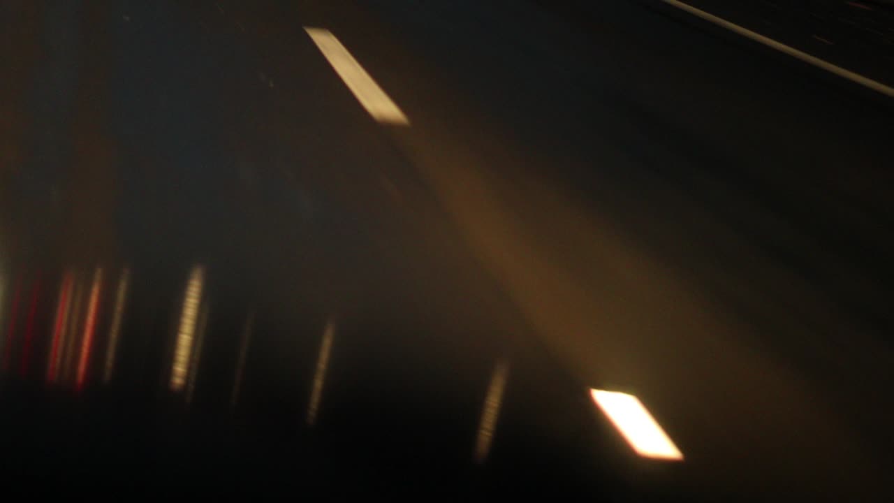 carretera de asfalto por la noche, conduciendo en la lluvia por la noche en 4k