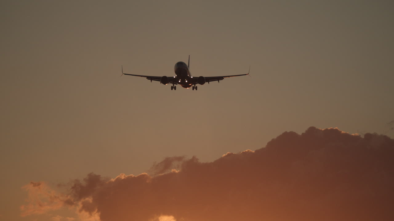 avión que asciende en el cielo al atardecer