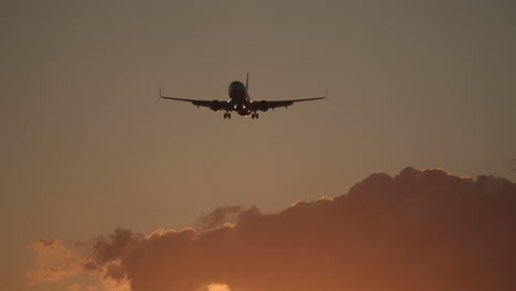 Flugzeug-Steigt-Am-Himmel-Bei-Sonnenuntergang-Auf