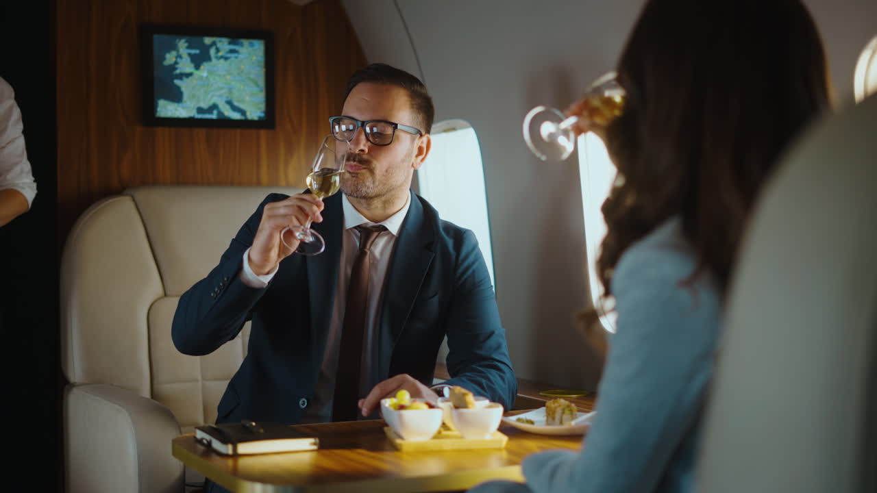 Professionisti che brindano con champagne su un jet privato