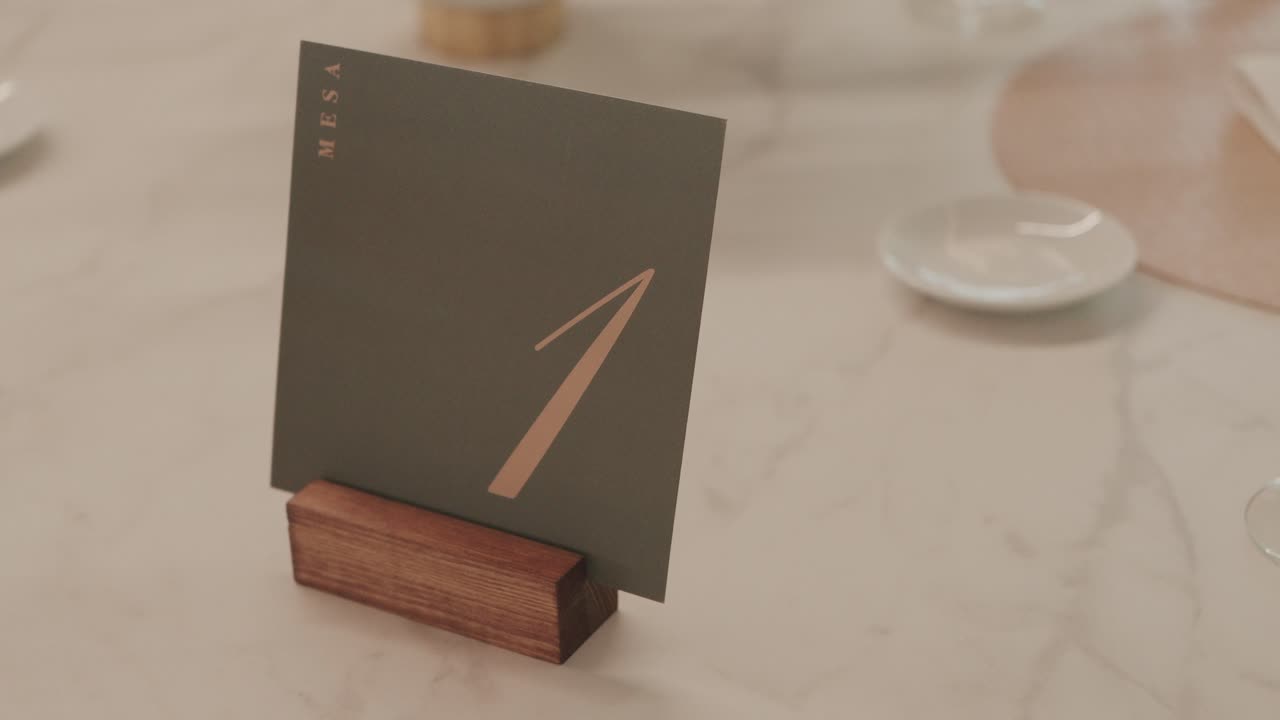 Número de mesa moderno para bodas con el número uno, diseño minimalista y soporte de madera