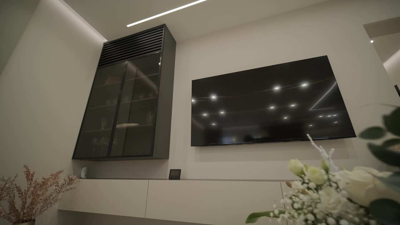 diseño y decoración de interiores modernos de sala de estar con sofá blanco en la sala de estar, mesa de comedor y sillas de madera, mostrador de cocina y armarios.