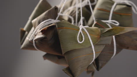 Elaboración-De-Comida-Zongzi:-Preparación-Y-Envoltura-De-Bolas-De-Arroz-Chinas.