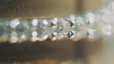 primer plano de un anillo de diamantes