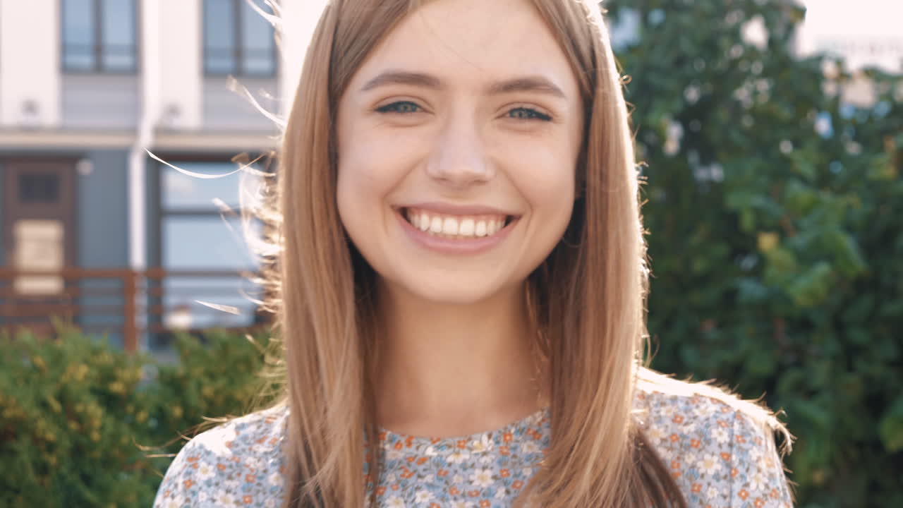 mujer feliz riendo al aire libre