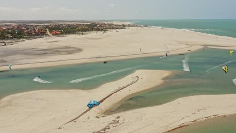 Viele-Kitesurfer-Segeln-Im-Flachen-Grünen-Brasilianischen-Strandteich-Am-Wasser