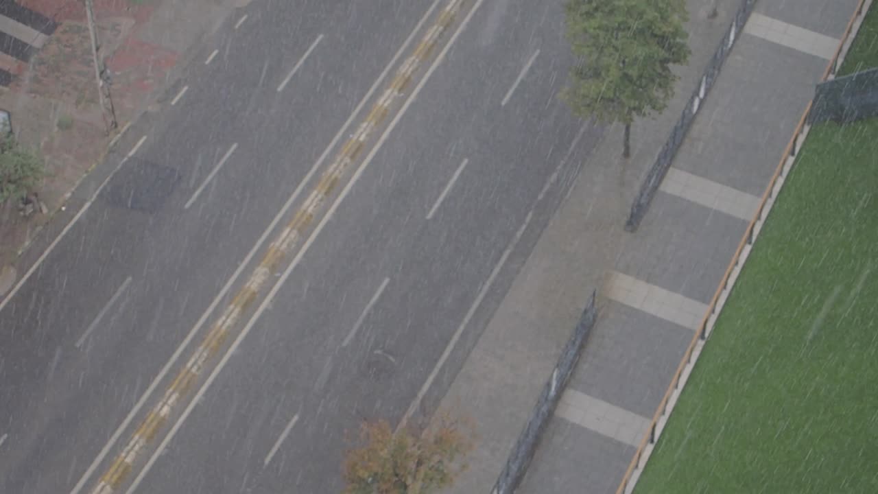 비가 오는 날의 거리 장면